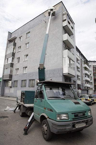 В центре Калининграда обвалилась часть утеплителя с фасада жилого дома (фото)