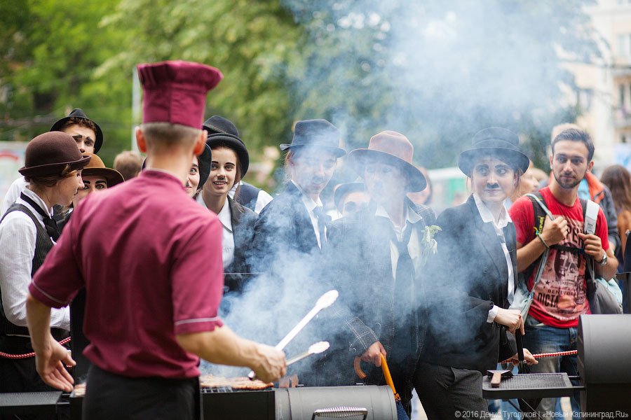 Голодные улицы: чем кормили калининградцев на День города