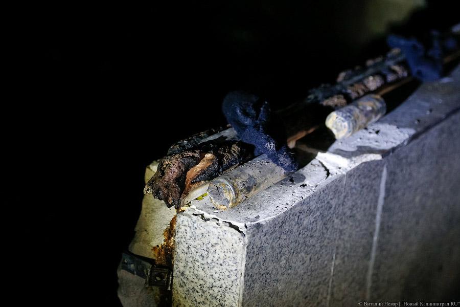 Цветы, гарь и копоть: пепелище пожара в торговом центре Калининграда (фото)