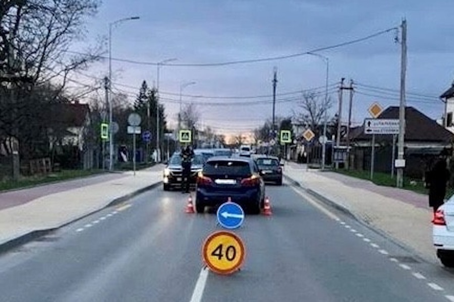 На Катина BMW сбил 8-летнюю девочку, которая переходила дорогу вне перехода (фото)
