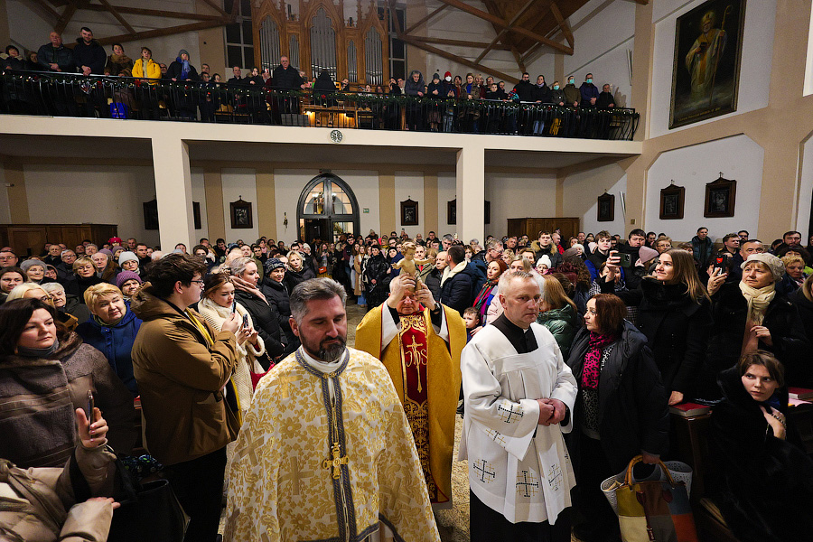 «Тихий крошечный Христос»: калининградские католики встретили Рождество (фото)