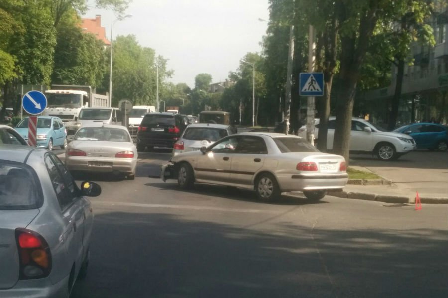 На Невского собирается пробка из-за аварии (фото)