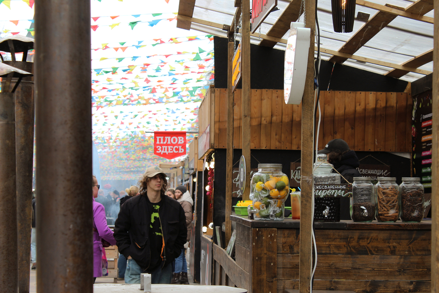 Ярмарка для метеоустойчивых: как прошло открытие гастрофестиваля на острове Канта (фото)