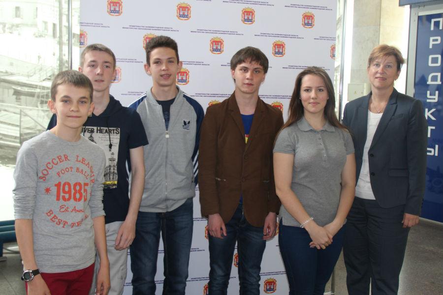 Победители и министр образования области Светлана Трусенева. Фото пресс-службы министерства образования
