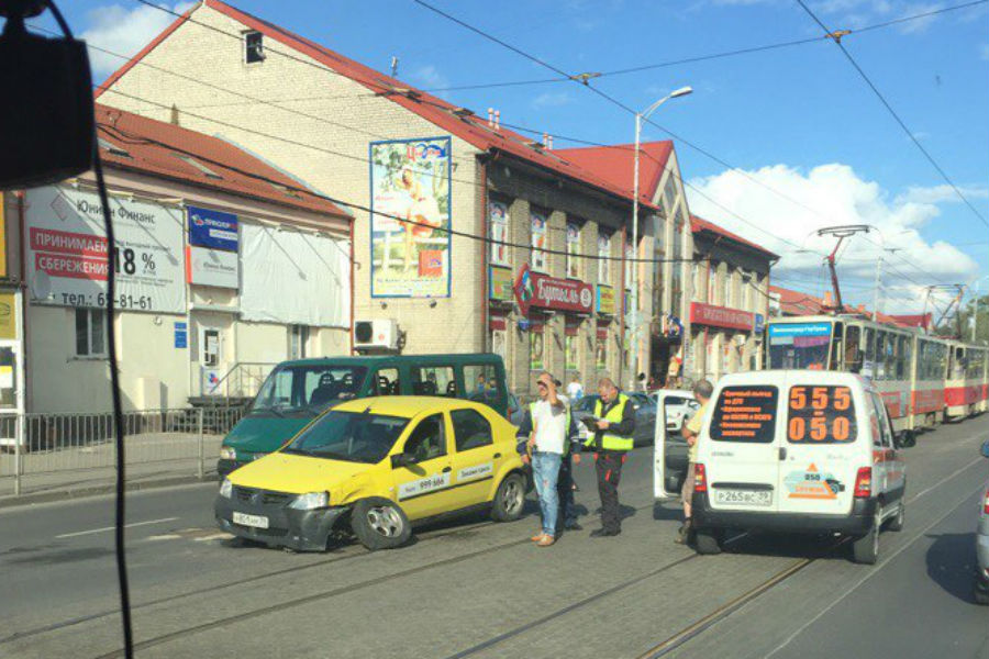 В Калининграде из-за попавшего в ДТП такси встали трамваи (фото)