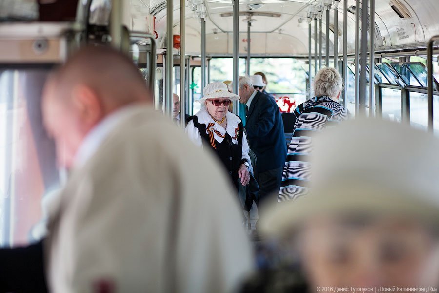 Почти ровесники: в Калининграде прошла трамвайная экскурсия для ветеранов