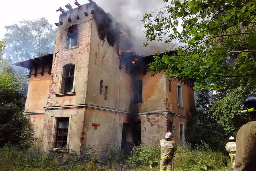 В Светлогорске горит историческая вилла инспектора железных дорог Лухта (фото)