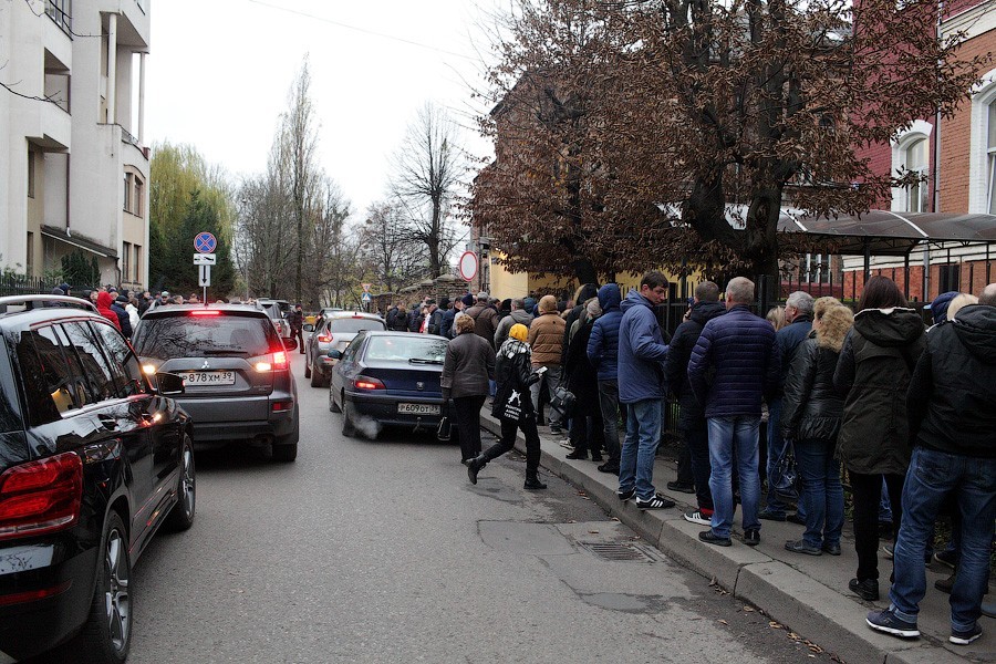 Чемпионат по очередям: что происходит перед наркодиспансером на Барнаульской