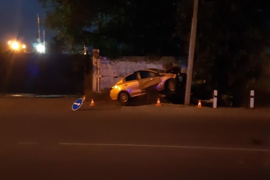 Водитель «Киа», врезавшийся в дерево на Портовой, был пьян (фото)