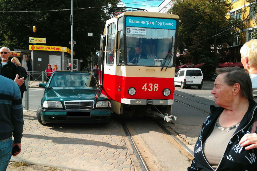 На Леонова «Мерседес» врезался в трамвай (фото)