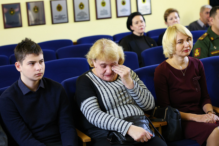 Был учителем, осталось трое детей: вдове контрактника из Гусева вручили золотую звезду (фото)