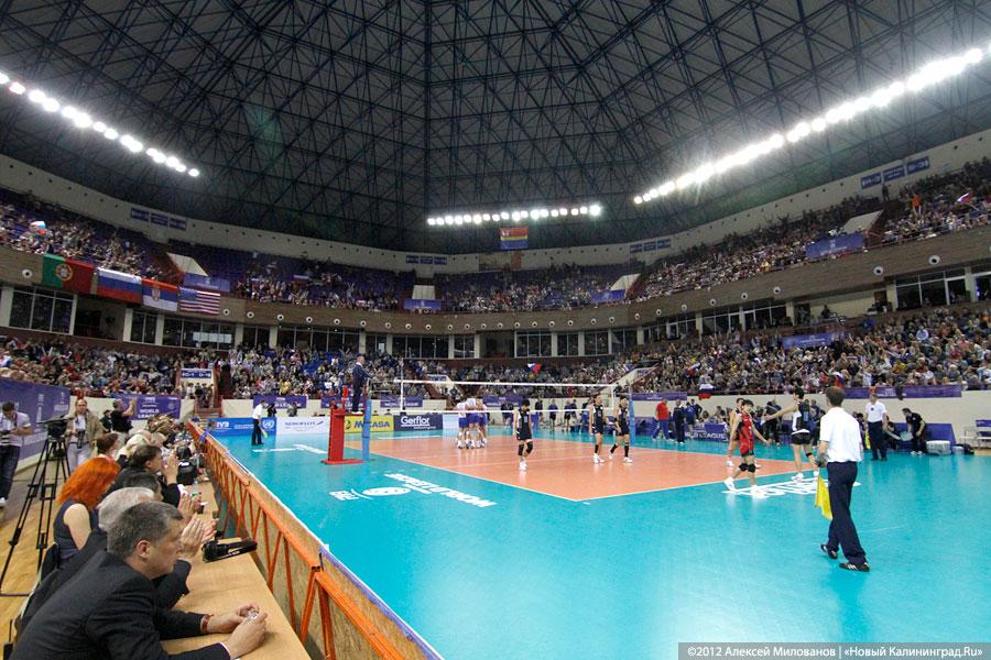 Победа запада над востоком : фоторепортаж с волейбольного матча "Россия-Япония"