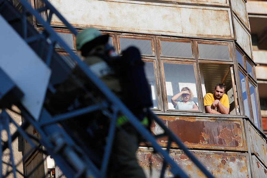 Три пожарные бригады тушили возгорание в 15-этажке на ул. Октябрьской (фото)