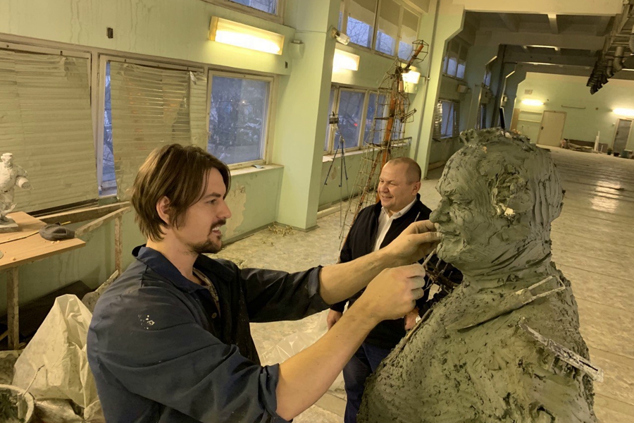 В Железнодорожном установили скульптуру «добряка с бочонком пива» (фото)