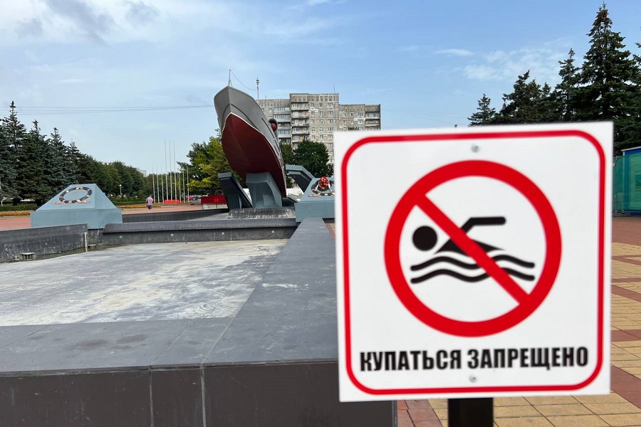 В фонтане у «Катера» официально запретили купаться и слили воду (фото)