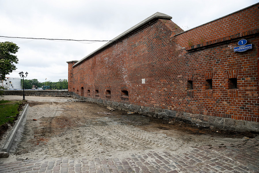 «Экватор» и «желтый глаз»: в Калининграде идет ремонт дорог и тротуаров 