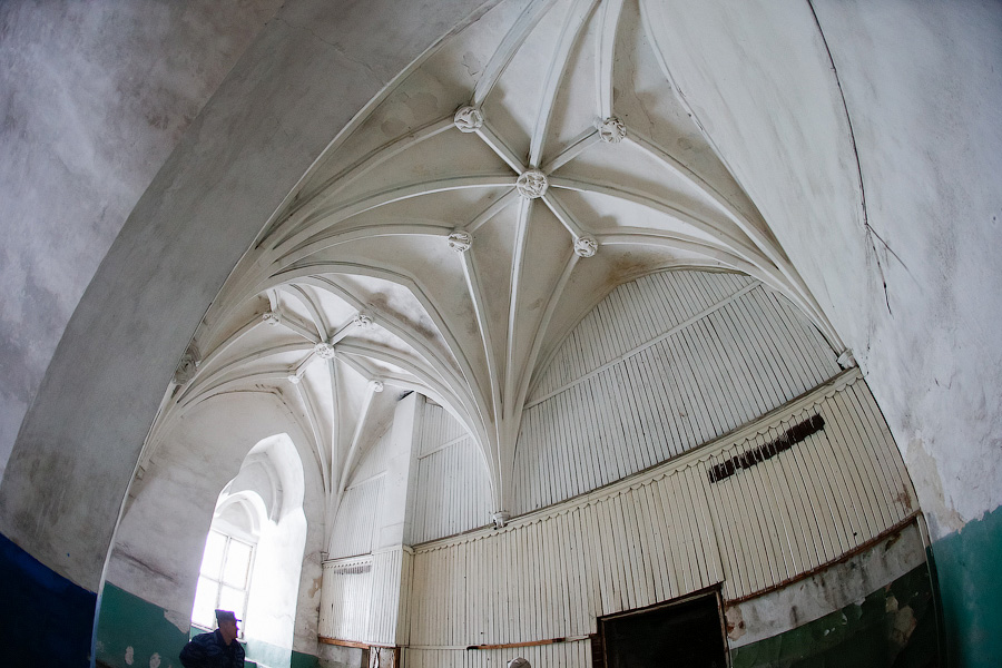 В замке Тапиау начали расчищать нефы от побелки (фото)