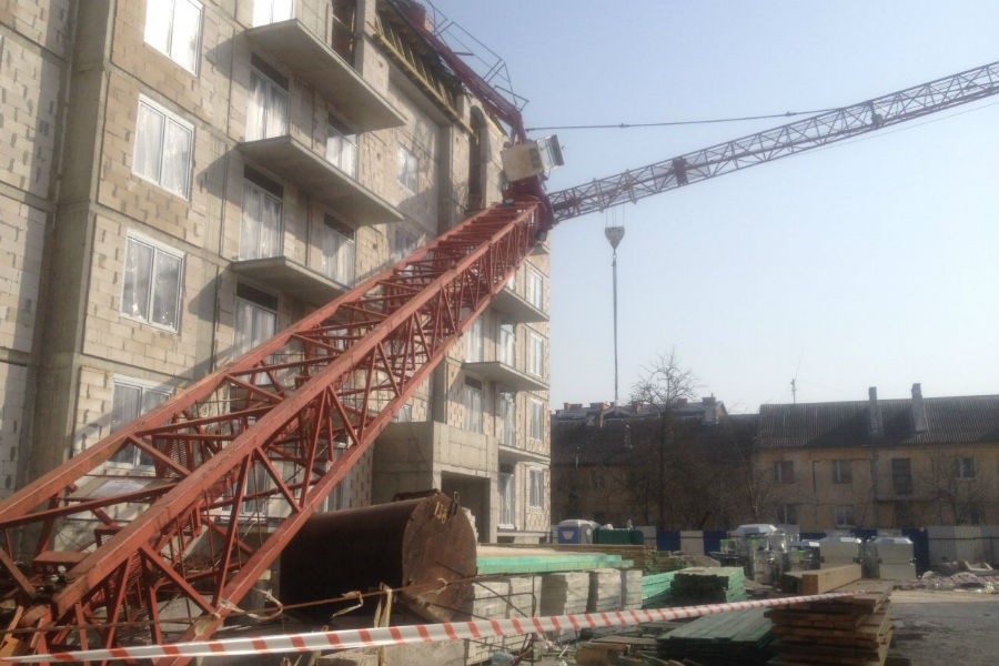 В Калининграде башенный кран упал вместе с крановщицей (фото)