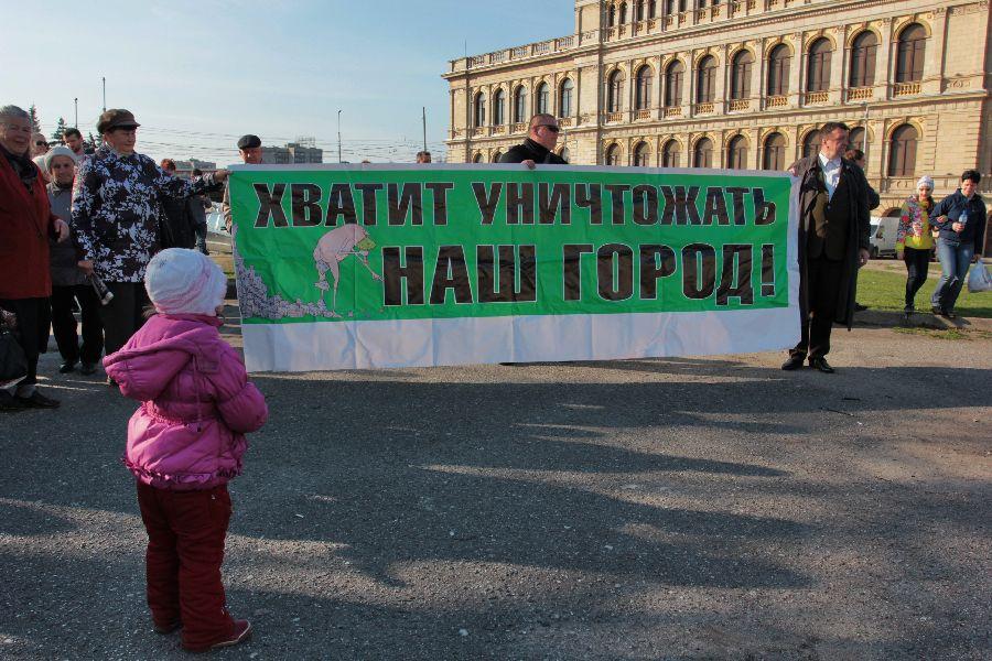 Блогеры посадили около ДКМ десять саженцев плодовых деревьев