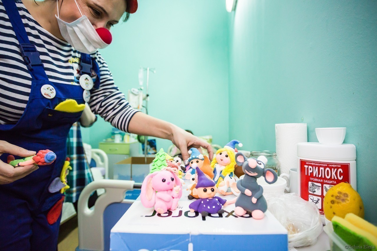 «Я не вижу болезни, я вижу детей»: зачем нужны клоуны в детской онкогематологии
