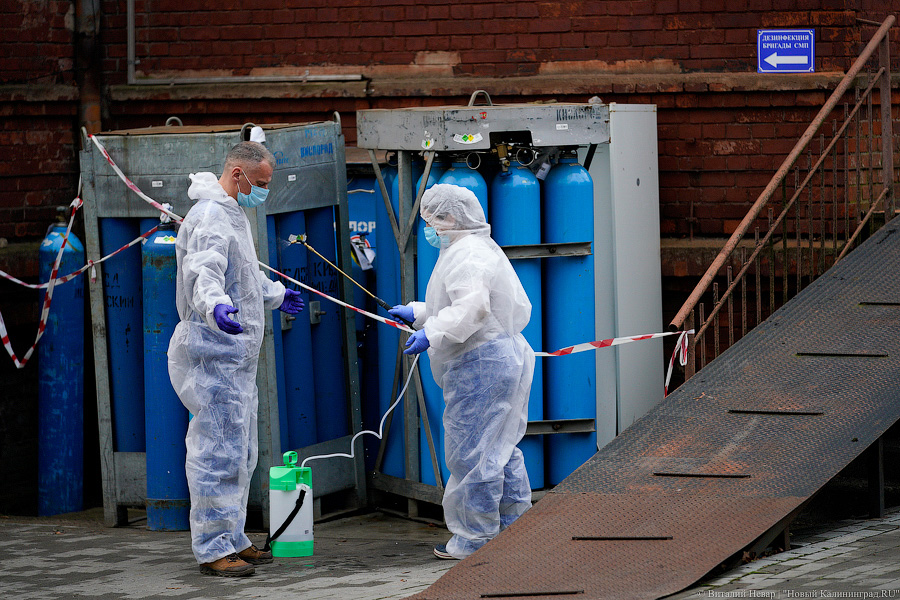 18 ноября: медики «скорой» дезинфицируются после выезда к «ковидному» больному
