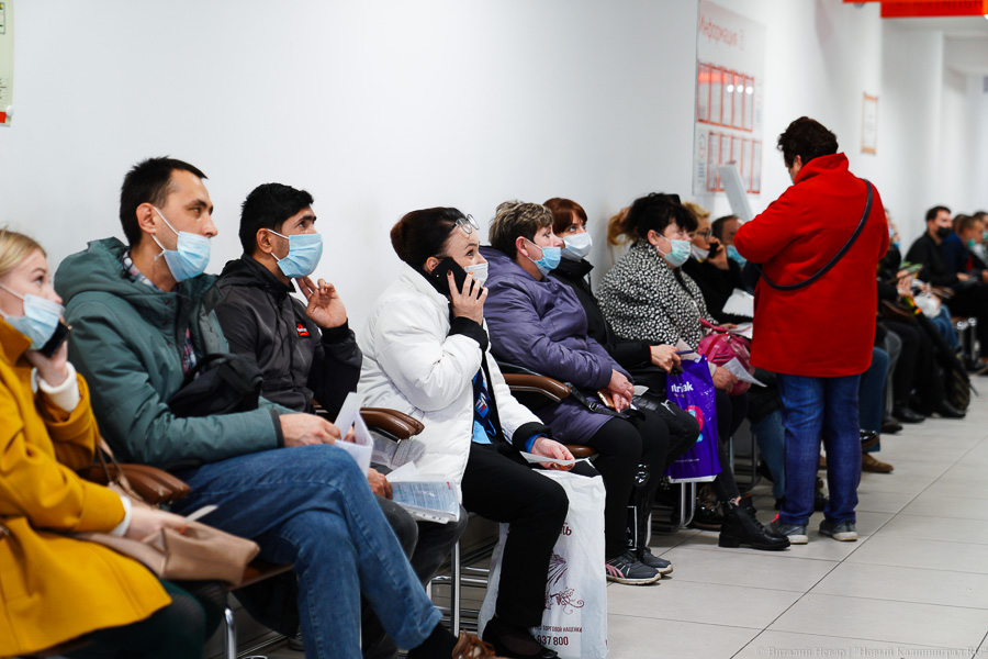 Вне зоны ковид-фри: что происходит в МФЦ на площади Победы после новых ограничений