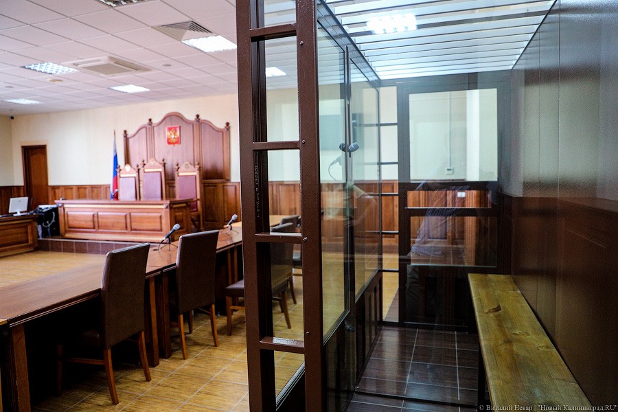 В Госдуму внесли законопроект, запрещающий клетки и «аквариумы» в судах