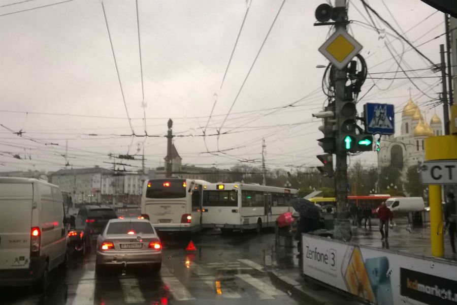 В центре Калининграда столкнулись два рейсовых автобуса (фото)