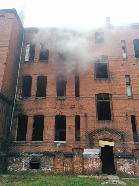 В Калининграде горит столетний памятник культуры (фото)