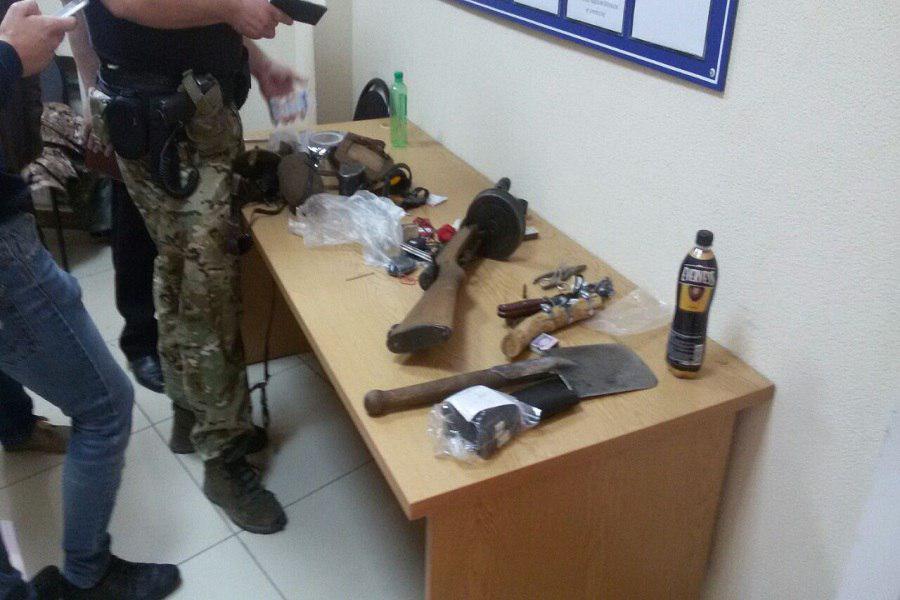 У задержанного у прокуратуры мужчины изъяли пистолет-пулемет и саперную лопату (фото)