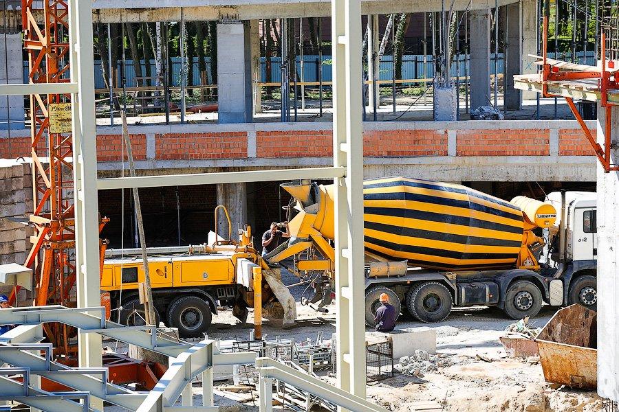 Далеко ли до Юрмалы: как губернатор Николай Цуканов стройплощадку Театра эстрады навещал