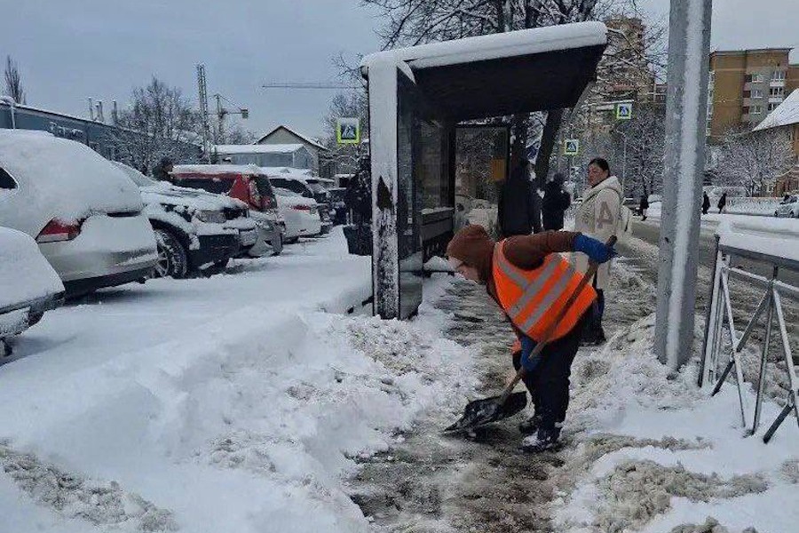 Дятлова: уборка улиц от снега продолжалась и в новогоднюю ночь (фото)