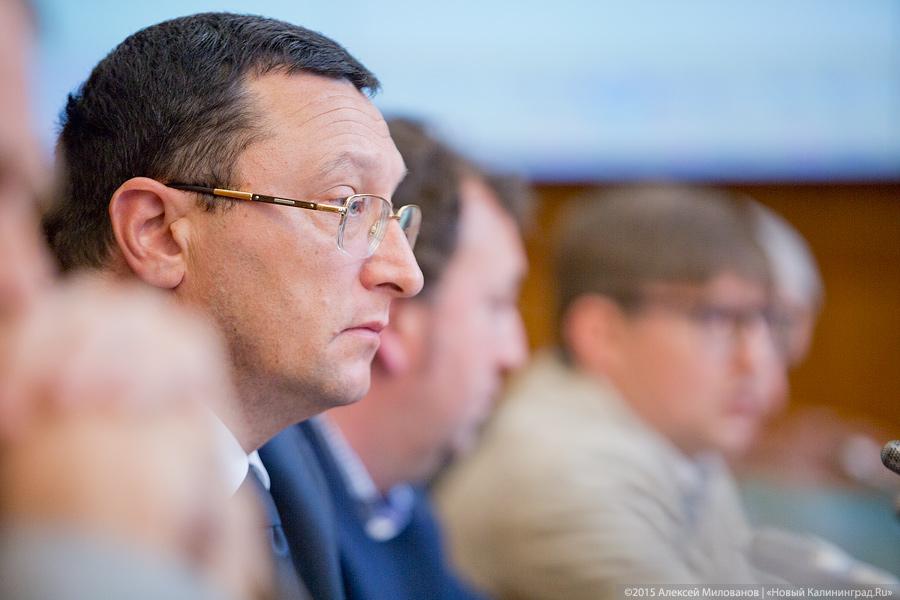 Аэропорт-рука-лицо: как чиновники про будущее «Храброво» слушали (фото)