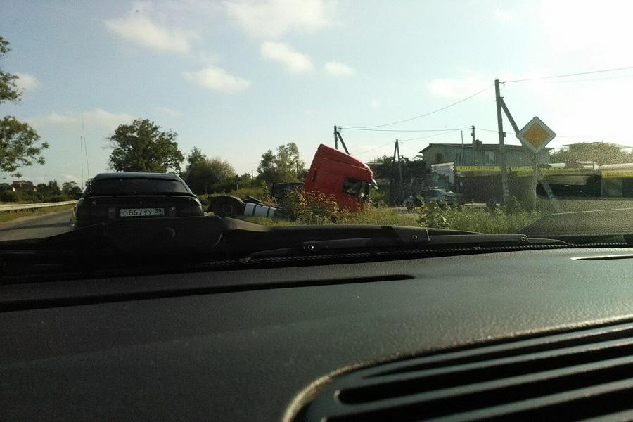 Под Калининградом столкнулись фура и «Мерседес» (фото)