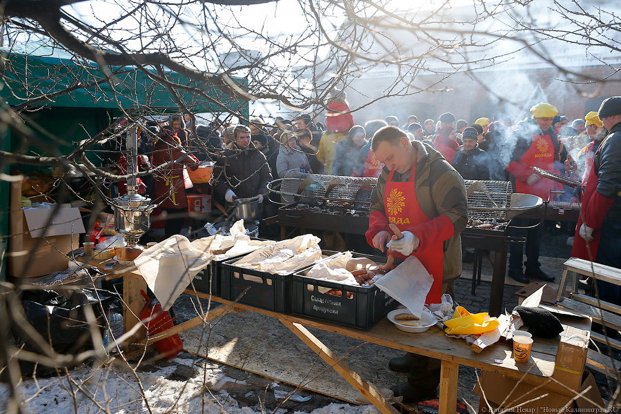 Дым, шум, колбаса: в Калининграде прошел День длинной колбасы