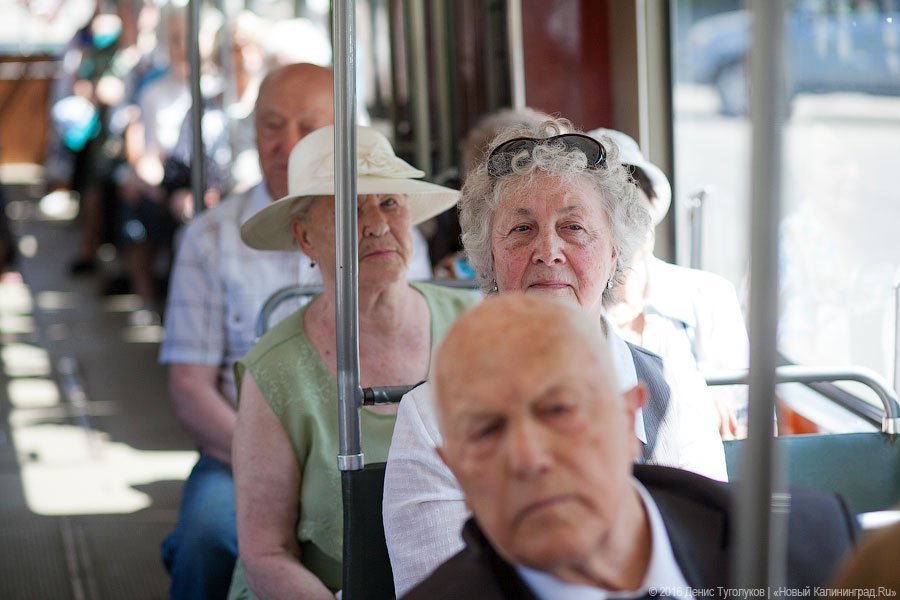 Почти ровесники: в Калининграде прошла трамвайная экскурсия для ветеранов