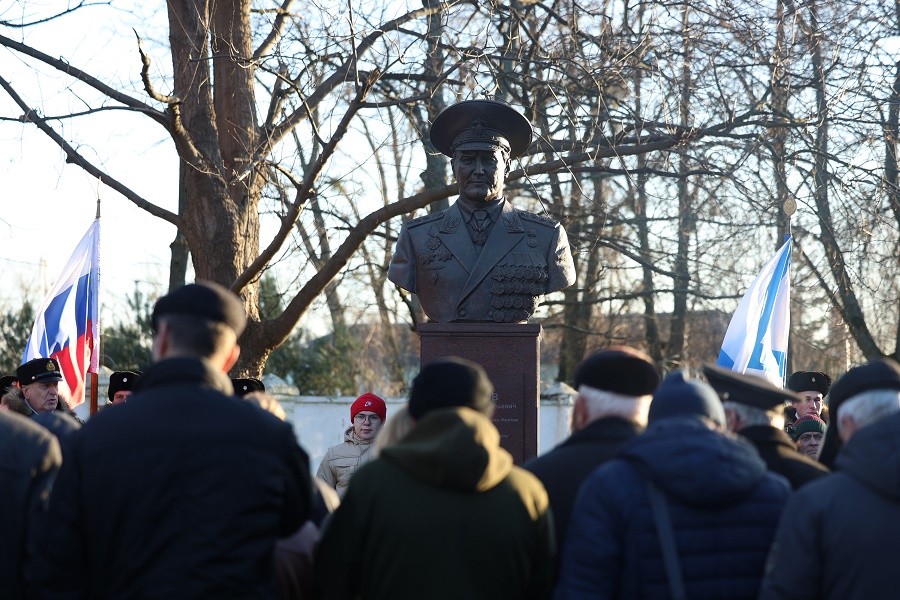 25 декабря: в Балтийске открыли бюст адмирала Владимира Егорова