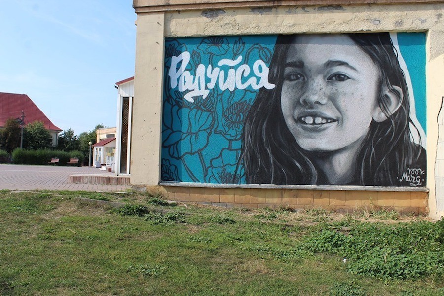 На стене дома в Багратионовске нарисовали улыбающуюся девочку с печальной судьбой (фото)