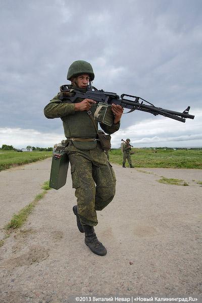 Полвека с морпехами: праздничные показательные выступления призывников 