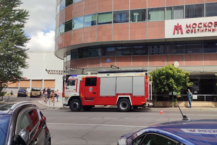 Из «Мега-Центра» эвакуировали людей из-за сообщения о минировании (фото) (видео)