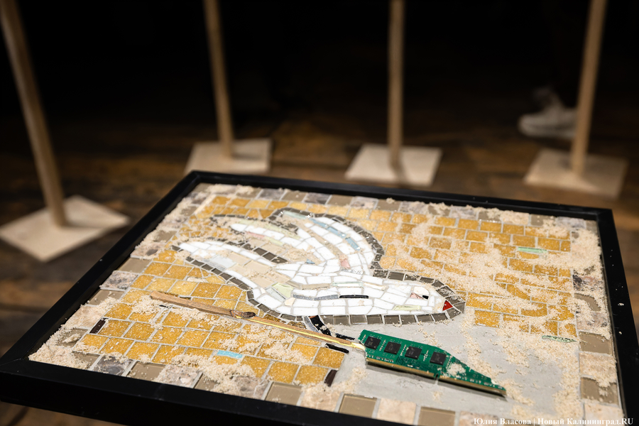 Что останется после нас: в «Воротах» открылась выставка современной мозаики