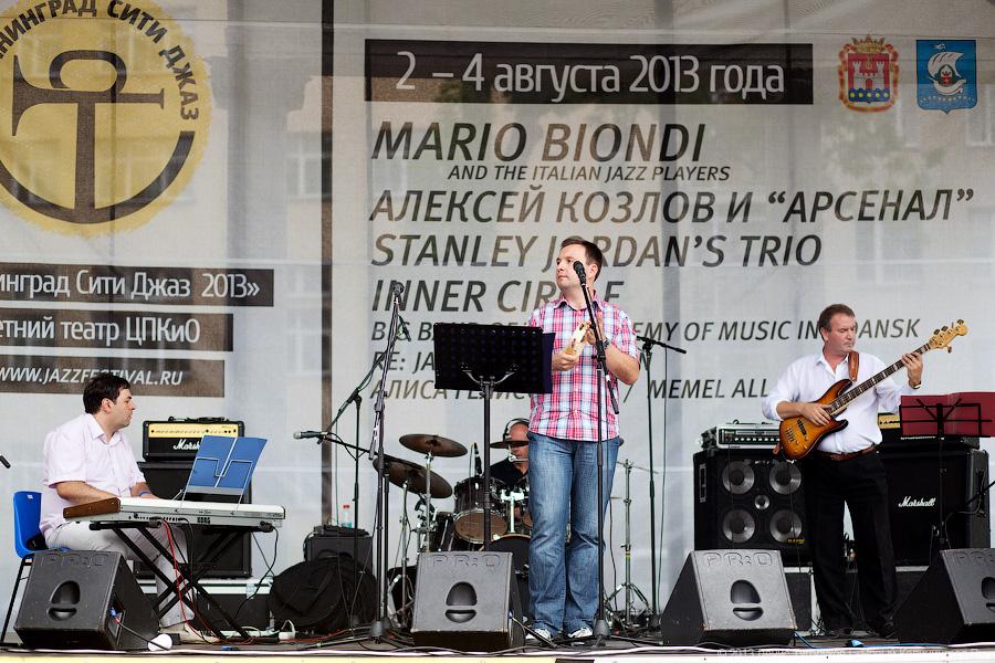 Джаз для вас: фоторепортаж с «Джаз-фонтана» у драмтеатра