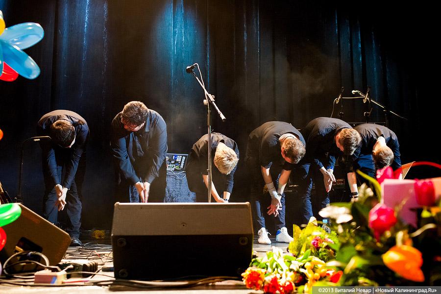 «Вечер поэзии»: «Сурганова и Оркестр» поздравили калининградок с 8 марта