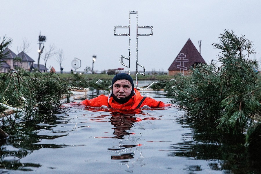 Крещенские купания в стабильный «плюс»: фоторепортаж «Нового Калининграда» (фото)