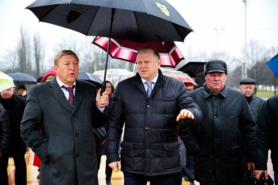 В грязь: Цуканов и Ярошук проверили Памятник балтийцам и набережную Трибуца