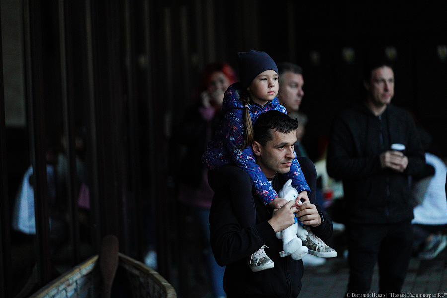 Любовь и жизнь: во Фридрихсбургских воротах выступила солистка Михайловского театра (фото)