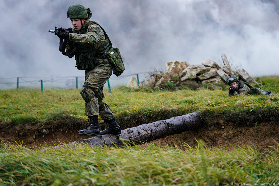 В условиях, приближенных к боевым: тренировка морпехов на психологической полосе препятствий