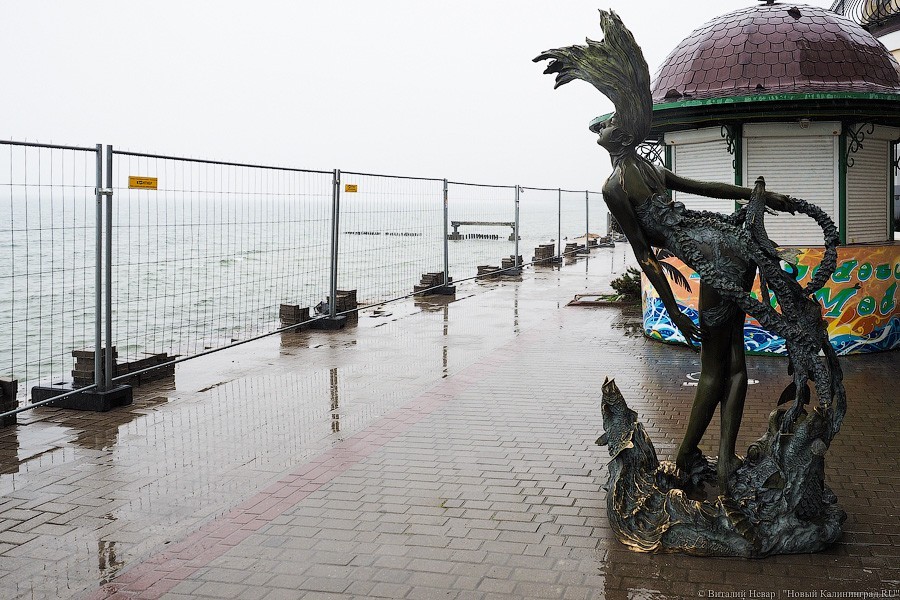 Обломки прошлого: как в Светлогорске разбирают старый променад (фото)