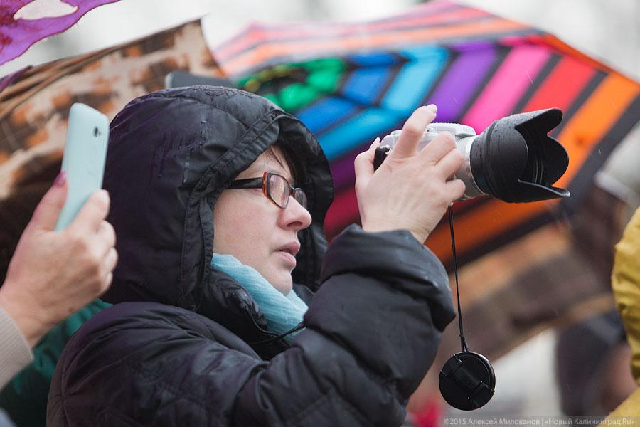 Под радугой с гимном: как в Калининграде День Конституции отмечали (фото)