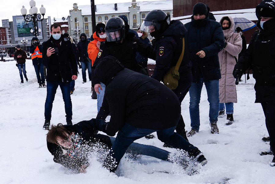 Хризантемы и хоровод: что происходило на протестной акции в центре Калининграда (видео)
